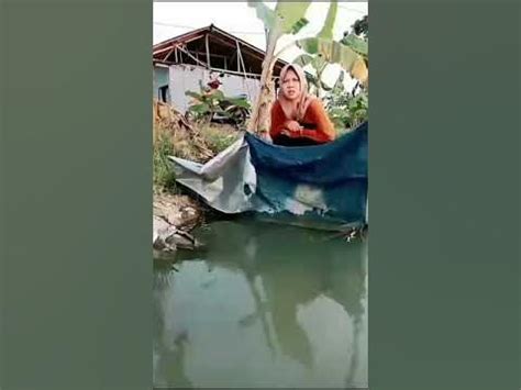 video ngintip cewek pipis|Ngintip Cewek Kencing Di SPBU Part 2 .
